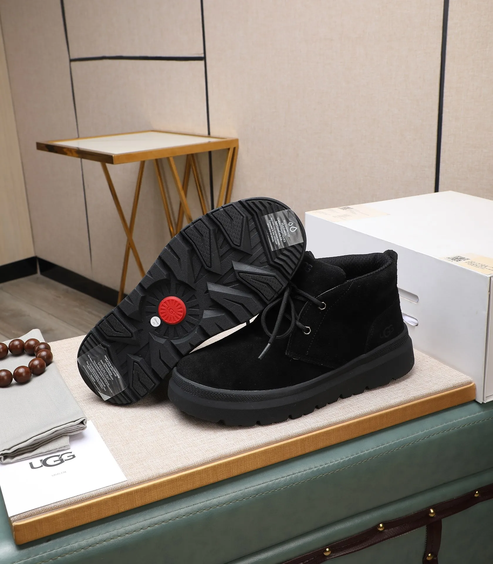 Men's shoes 💰620 Please note the quality of the original order and compare the thickness of the wool 🏮🏮 Popular UGG from Australia's warm luxury brand men's shoes, the official website is synchronized, Beckham men's style..., made of imported top-layer waxed cowhide, waxed toe cap, Australian genuine wool velvet lining Carefully sewn...Imported rubber Martin boots outsole (comfortable, soft and wear-resistant). I really like the quality..Exquisite workmanship. You can't put it down at first sight. Size 39-44